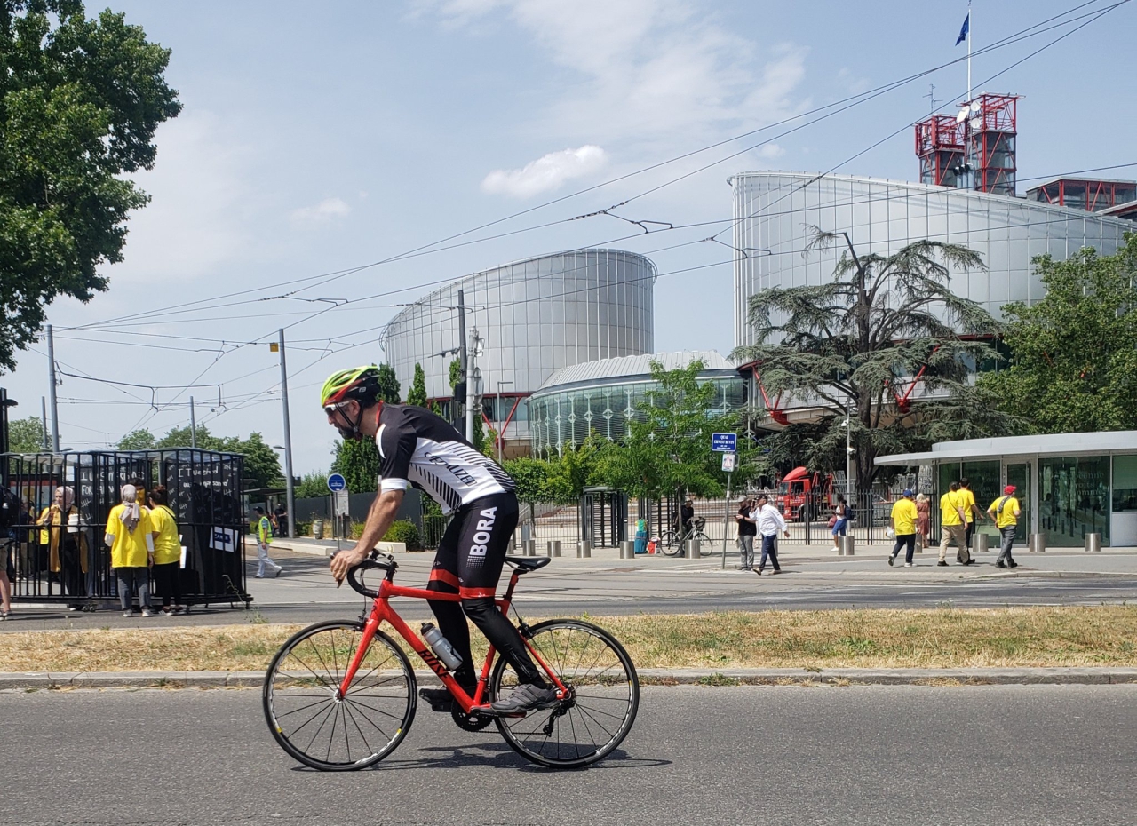 Tutsak gazeteciler için Lahey’den AİHM’e 728 km. pedal çevirdi
