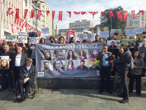 Tutuklanan 9 gazeteci için meslektaşları eylem yaptı: Özgür basın size baş eğmez