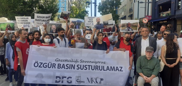 ‘Gazetecileri serbest bırakın’