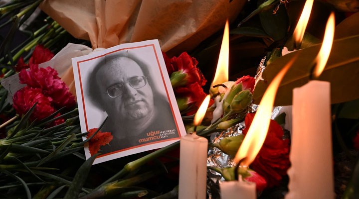 Uğur Mumcu katledilişinin 30'uncu yılında evinin önünde anıldı