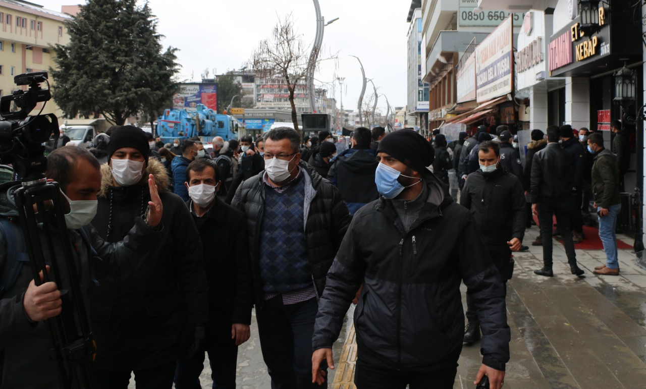 Van'da valilik önündeki milletvekili eyleminde gazetecilere engel