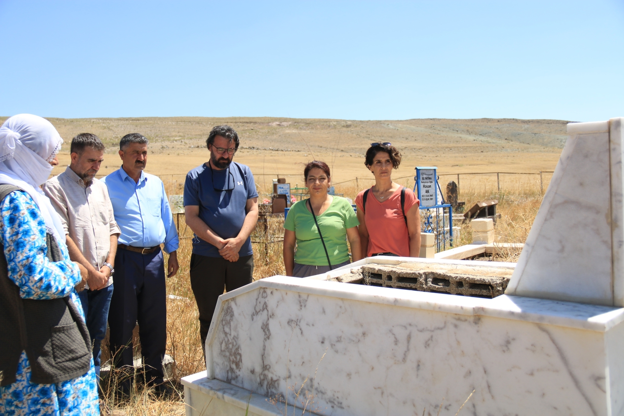 DAIŞ SALDIRISINDA KATLEDİLEN DENİZ FIRAT MEZARI BAŞINDA ANILDI