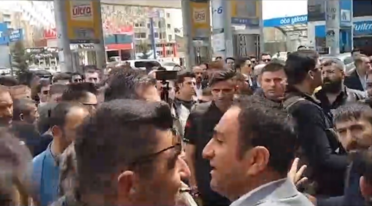 Van’da vali koruması gazetecileri darp etti