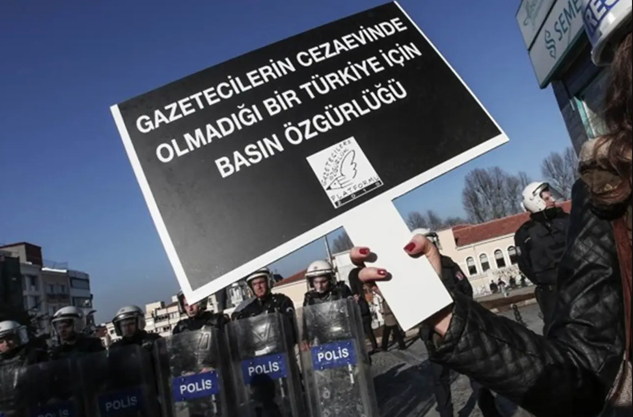 Türkiye’de basın özgürlüğü ihlalleri: 70 günde 25 gazeteci gözaltında